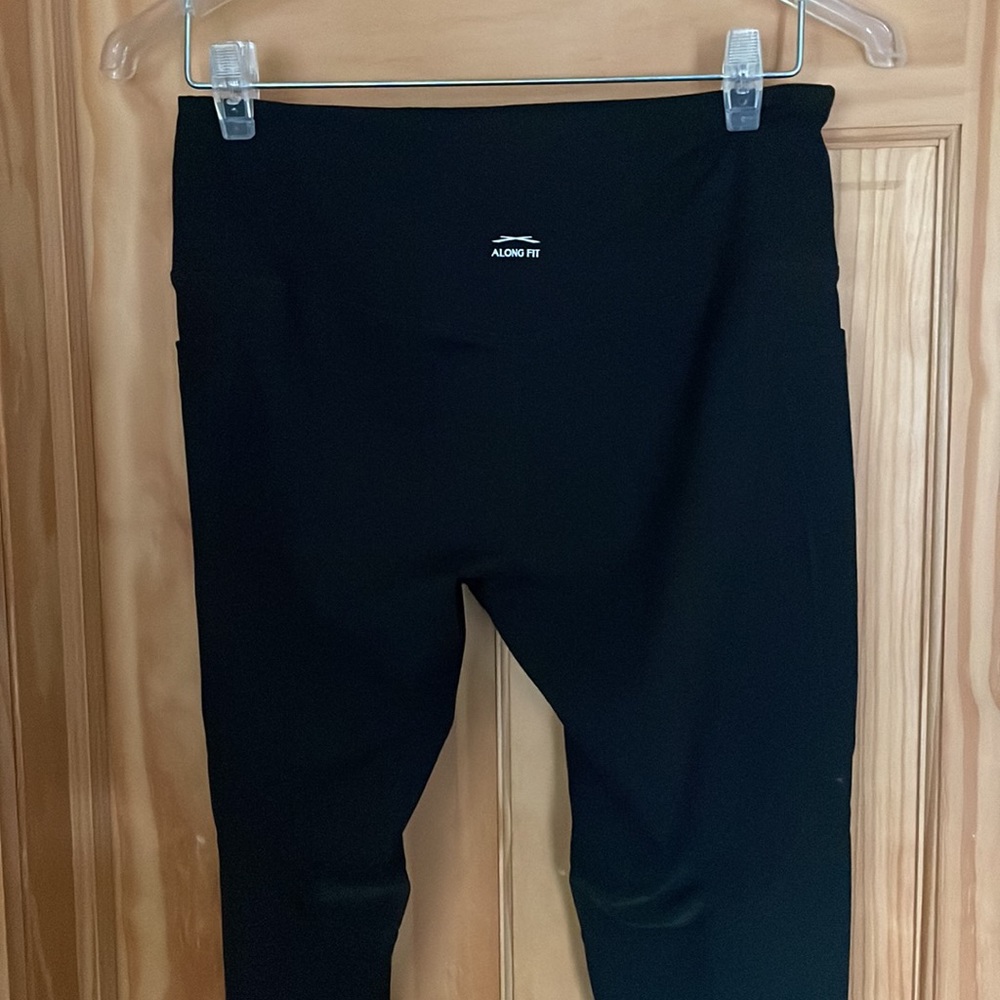 Women's Yoga Leggings with Side Pockets & Tummy Control- Medium - Picture 4 of 7